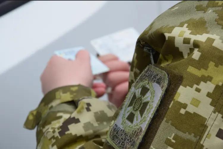 Виїзд журналістів та медійників за кордон регулюватиме Держкомтелерадіо