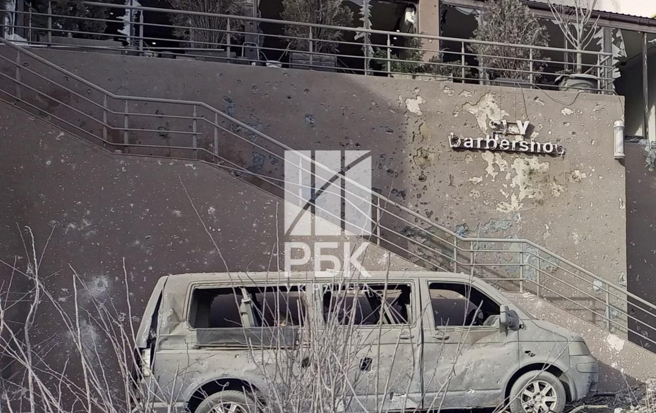 Російська ракета пошкодила посольство Азербайджану та сквер Гейдара Алієва у Києві