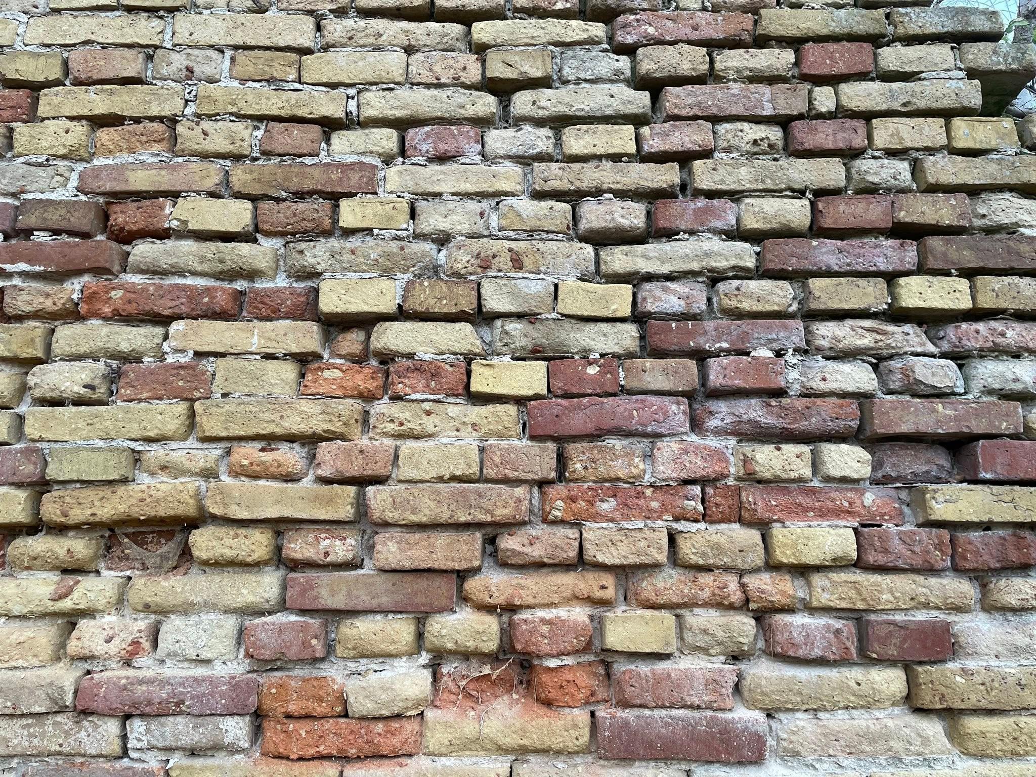 рештки 150-річної стіни Флорівського монастиря