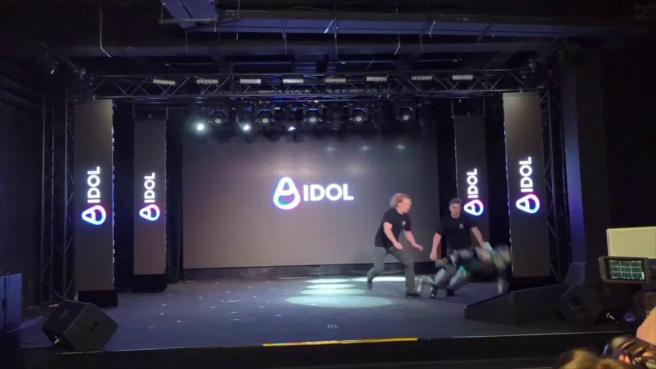 “Високотехнологічний” російський робот вийшов на сцену під пісню “Роккі” та одразу ж упав