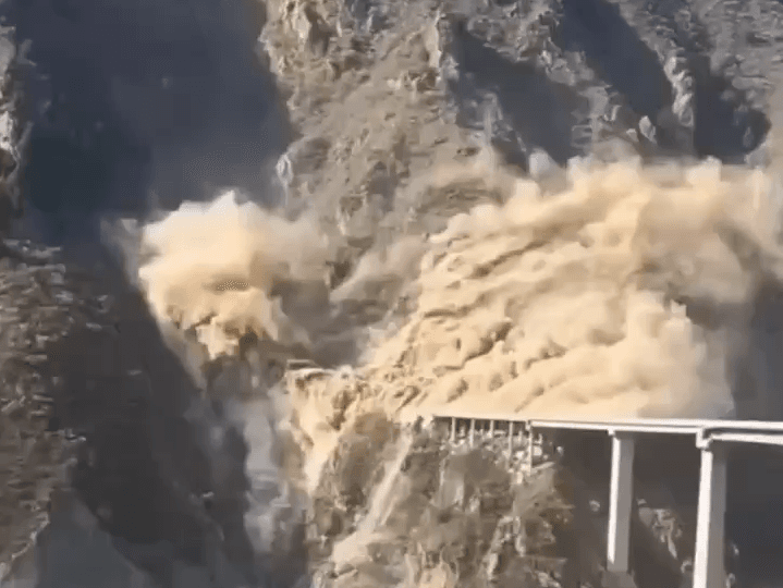 Не прослужив і року: у Китаї обвалився 758-метровий міст