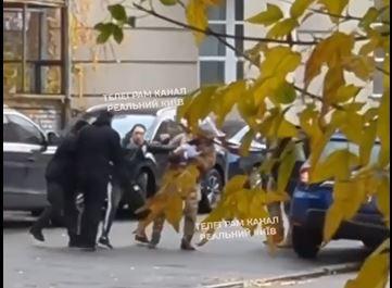 Фізкультура відміняється: ТЦК на Подолі схопило вчителя прямо під час уроку