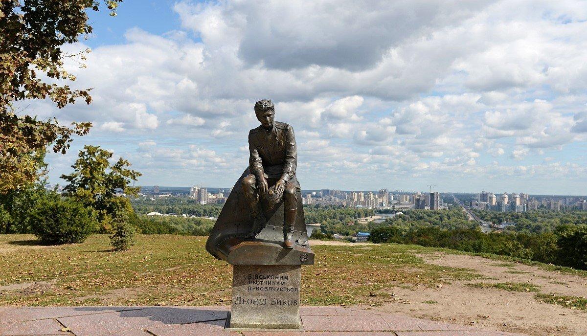 На Печерську бронзове обличчя Леоніда Бикова ніби «заплакало»