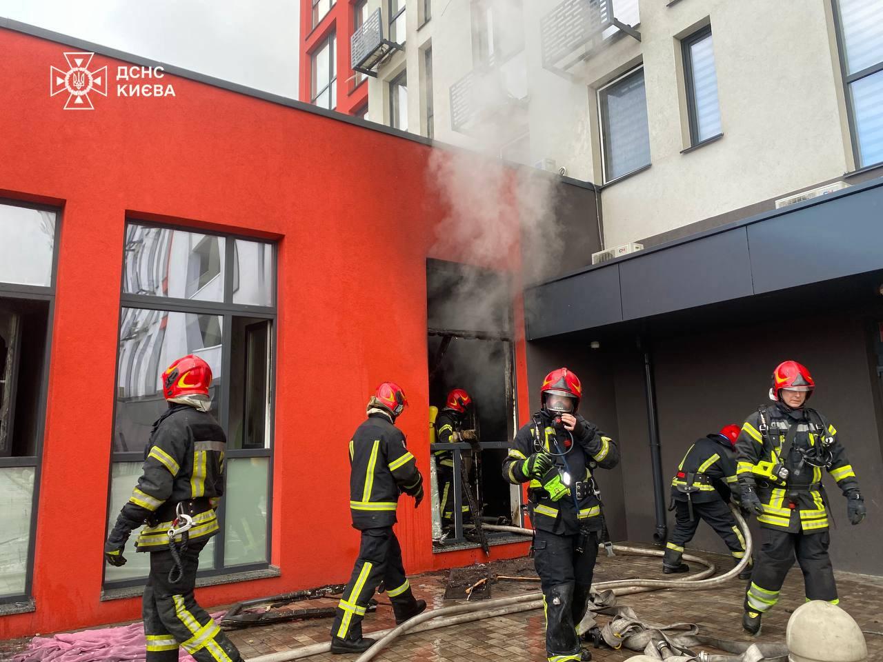 У Києві загасили пожежу в приватному дитячому садочку: дітей евакуювали, постраждалих немає