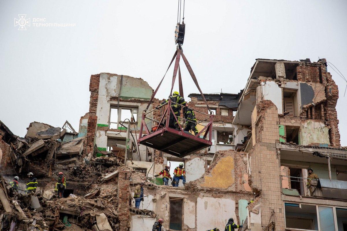 У Тернополі рятувальники витягнули з-під завалів житлової багатоповерхівки тіла ще трьох людей, серед яких — двоє дітей.