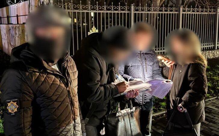 У столиці виявили “бізнесмена”, який за $14 тис. обіцяв довідку про догляд за літньою матір’ю