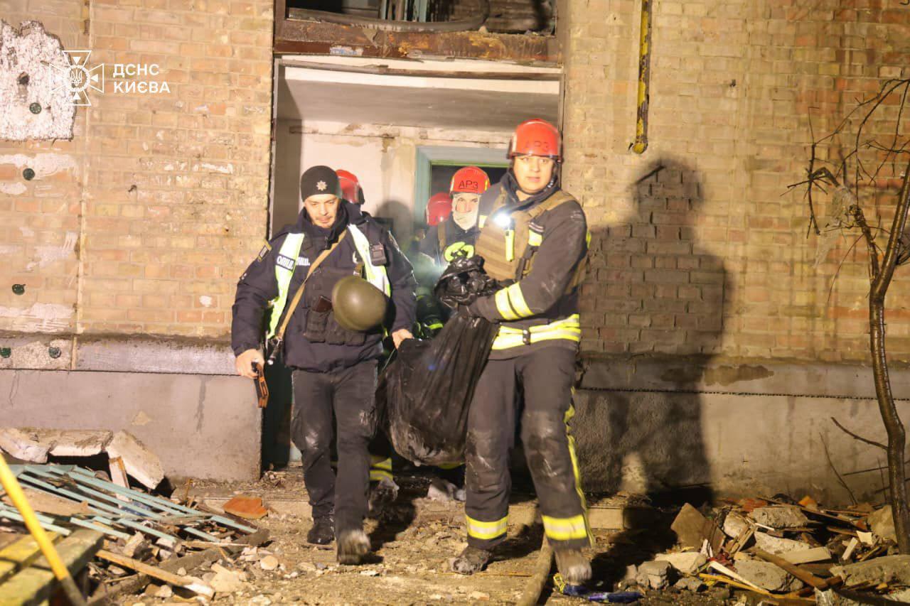 Внаслідок комбінованого удару по столиці загинули 2 людей, є поранені, будинки зазнали руйнувань