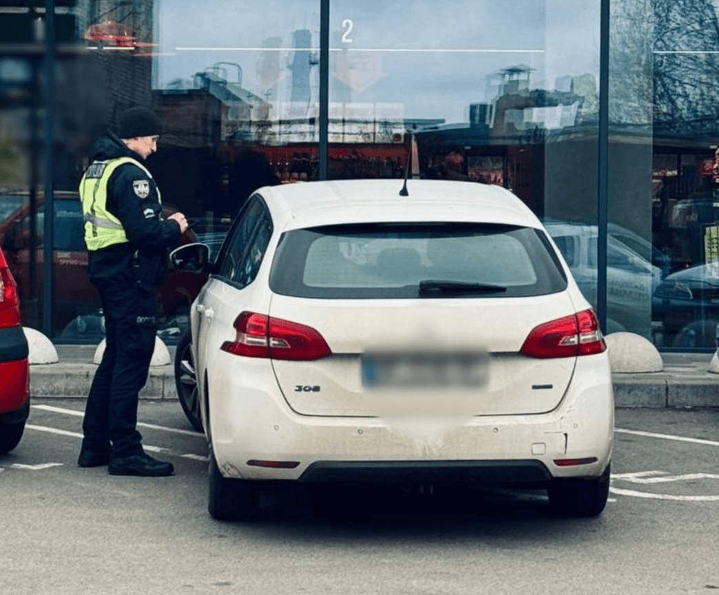 У Києві борються з водіями-порушниками, які паркуються на місцях для людей з інвалідністю