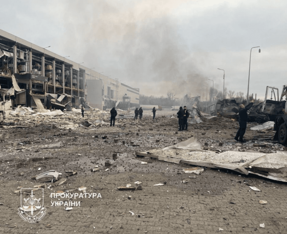 зруйнований логістичний центр торгової мережі