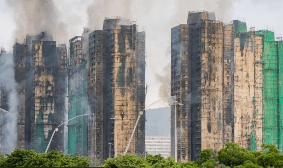 Збільшилась кількість жертв масштабної пожежі у Гонконзі: сотні людей вважаються зниклими безвісти 