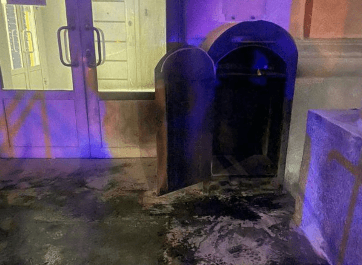 Вважав, що виконує важливе завдання: на Лук’янівці молодик підпалив поштомат «Укрпошти»