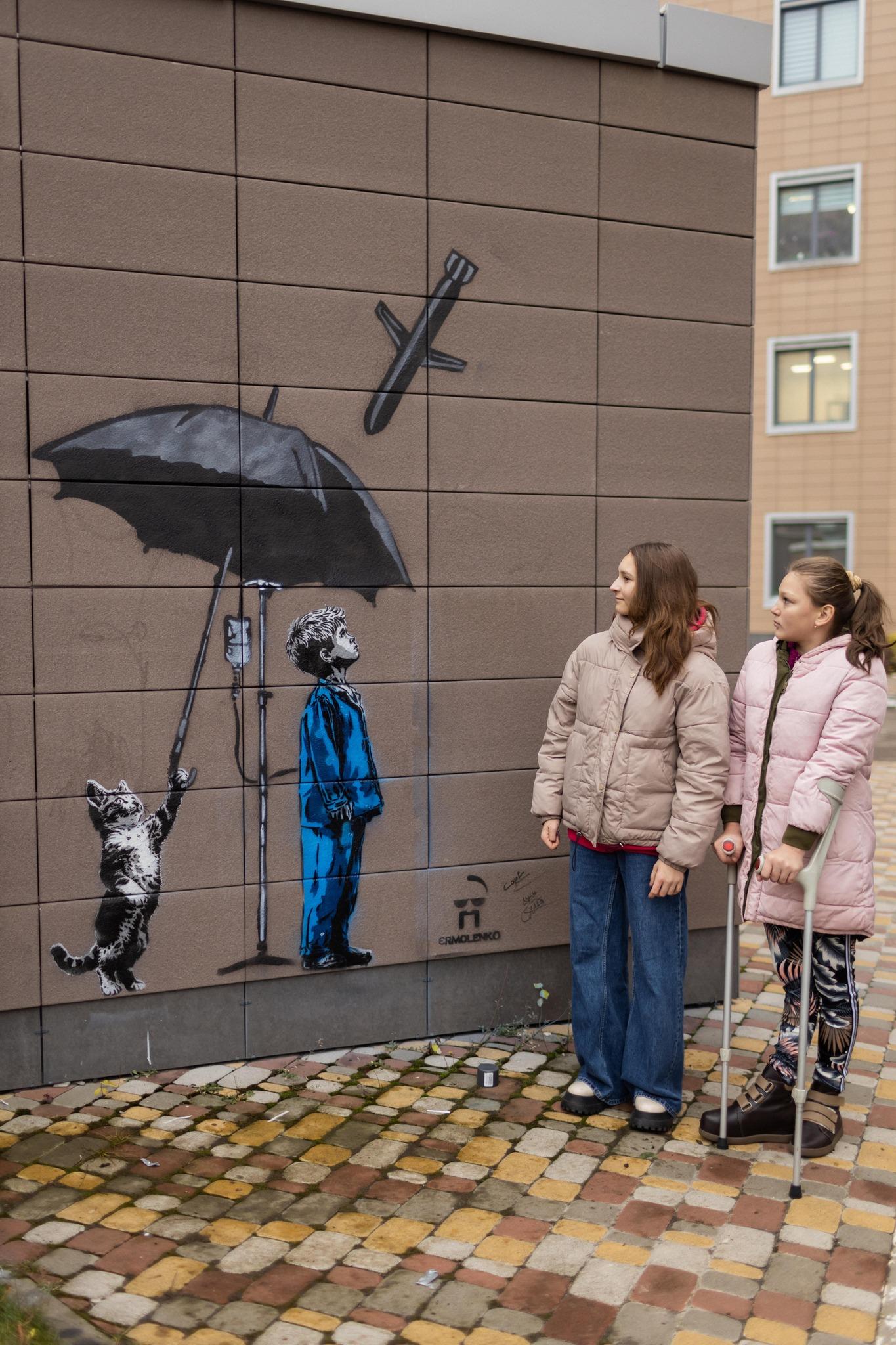 На території «Охматдиту» з’явився мурал: кіт, що захищає дитину з крапельницею від ракети