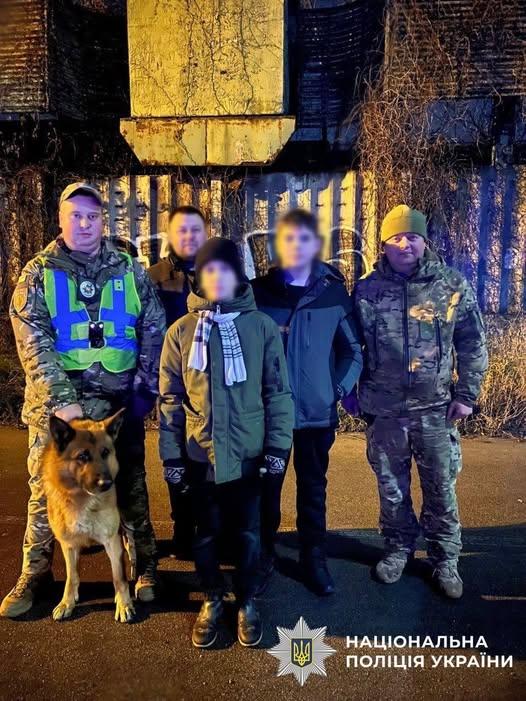 Кінологи та службовий пес Космос розшукали зниклих підлітків у Києві