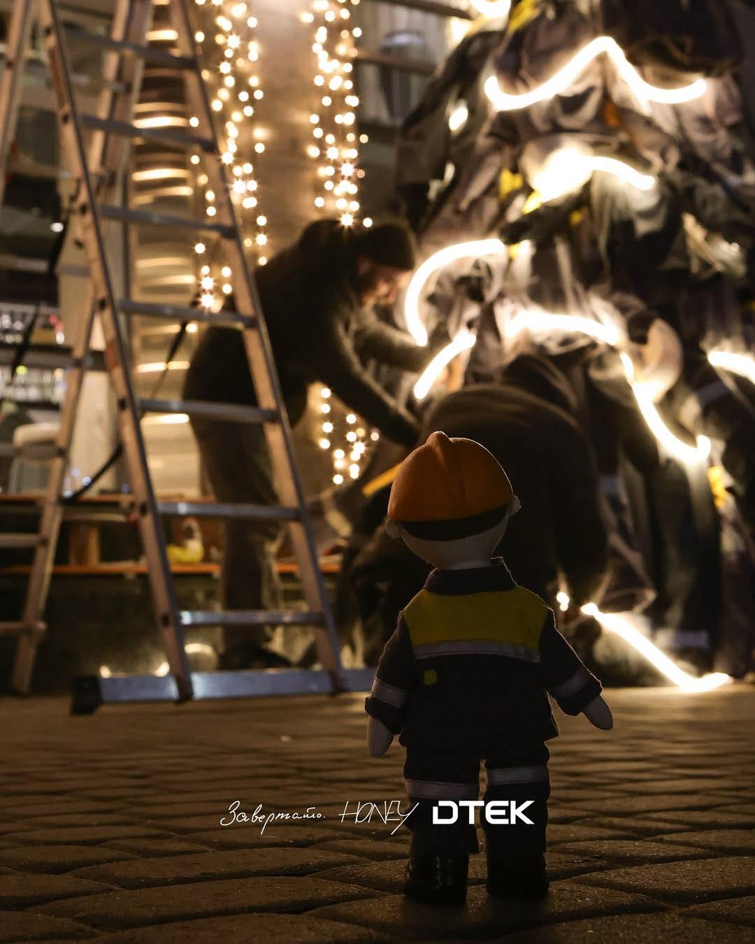 На Софійській площі з’явилась незвичайна «Ялинка світла»