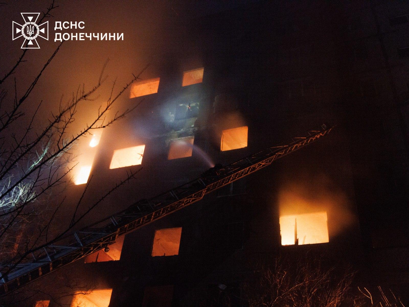 Російський безпілотник атакував багатоповерхівку у Краматорську, є загиблий