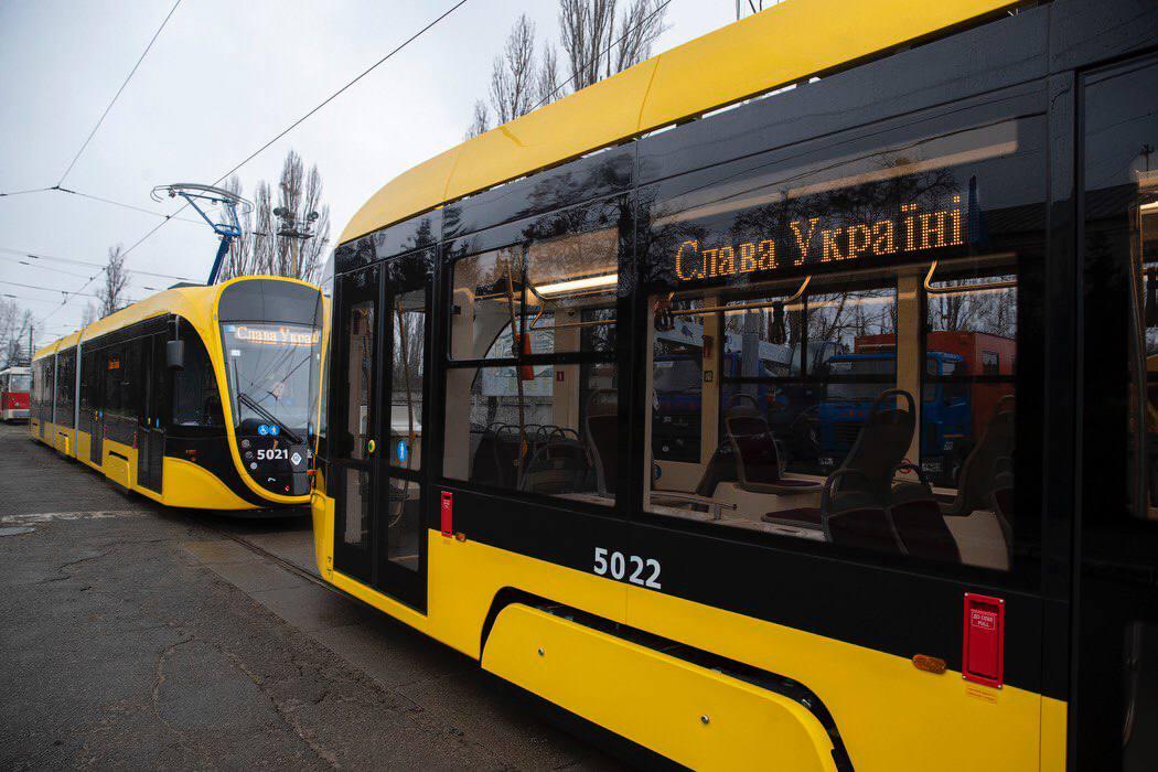 На столичні маршрути вийшло понад два десятки  нових трамваїв і автобусів
