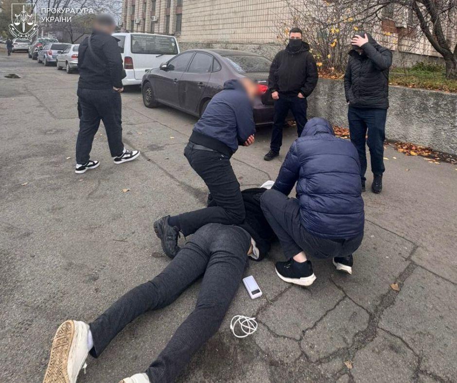 У Києві затримали зрадника, який “зливав” ворогу координати військових частин і ТЕЦ