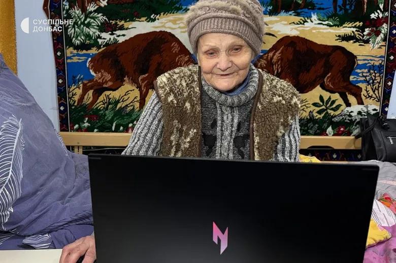78-річна геймерка з Донеччини отримала ігровий ноутбук від розробника відеоігор
