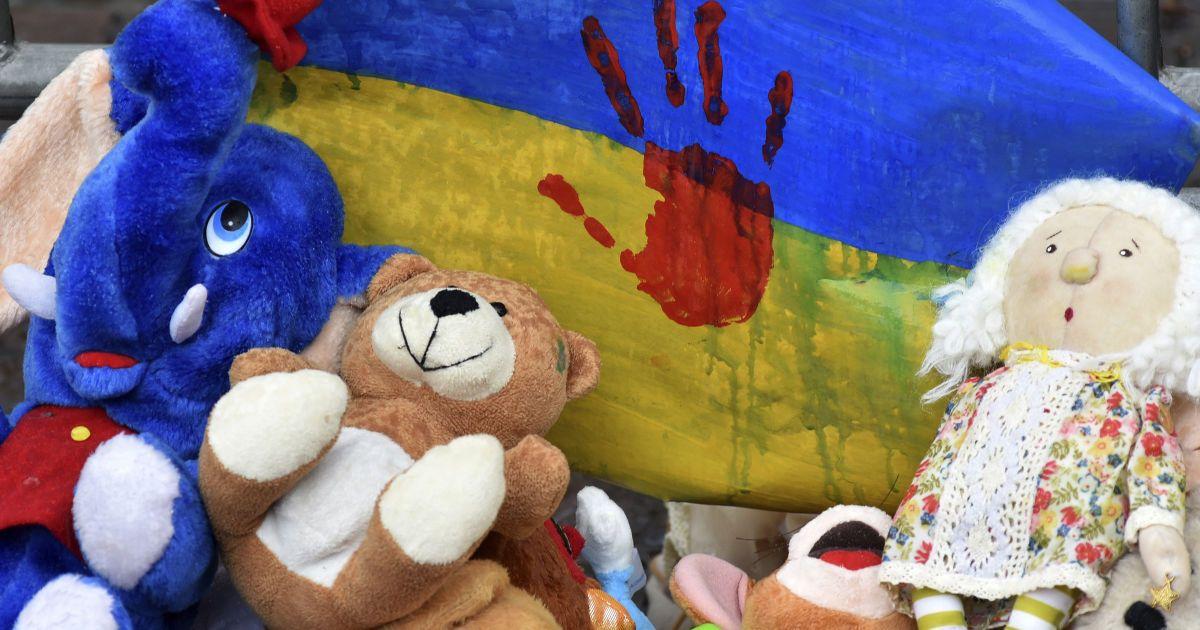 У Харкові відкрилася виставка «Ангели Харківщини», присвячена дітям, які загинули від ворожих атак (відео)