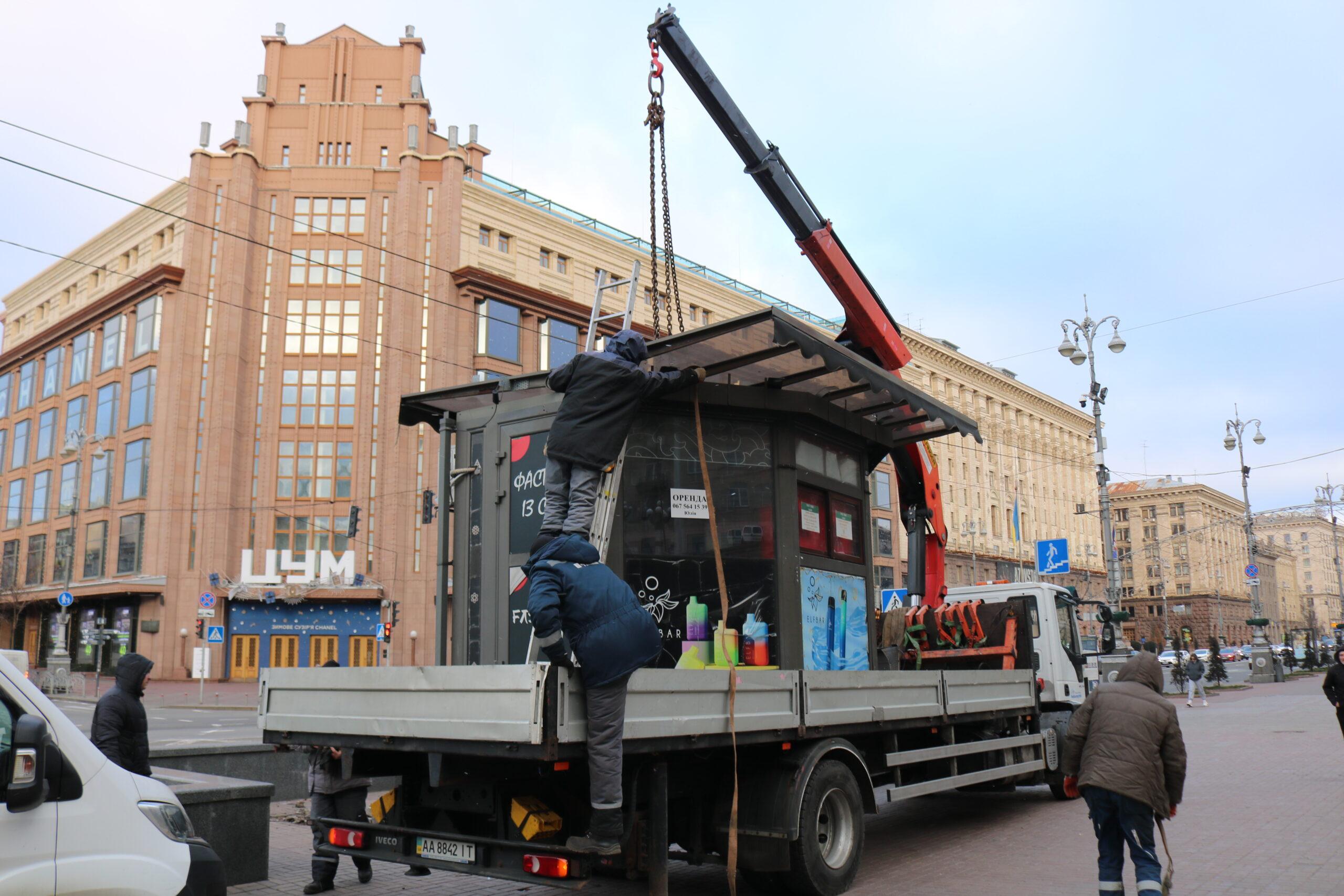 Перший пішов: на Хрещатику стартував демонтаж МАФів