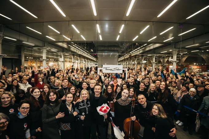 Святослав Вакарчук заспівав різдвяну колядку на вокзалі в Лондоні під час благодійної акції