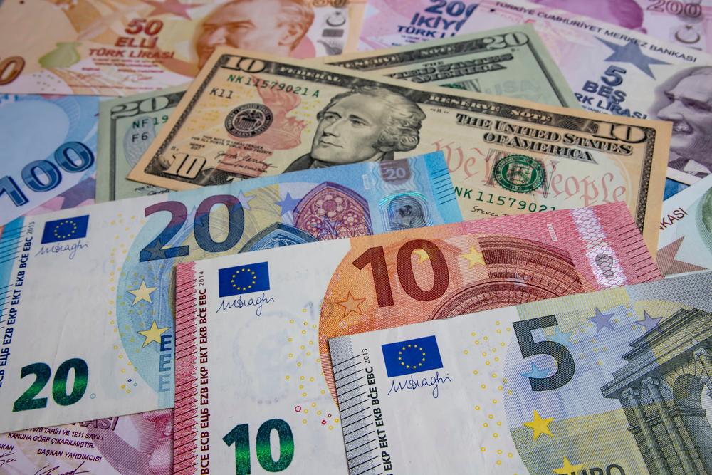 Курс у столичних обмінниках: де зараз вигідно обміняти долари та євро