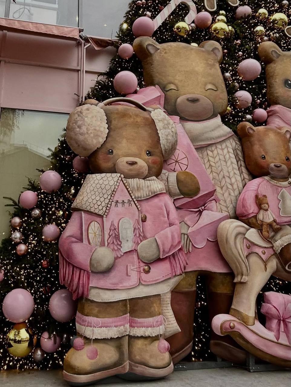 Ведмеді, олені та різдвяні зірки прикрашають кав’ярні та магазини Києва