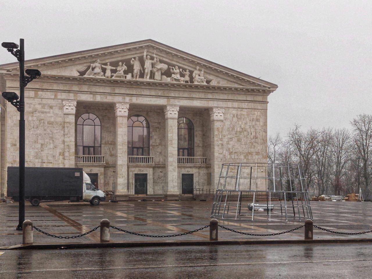 У Маріуполі росіяни монтують «головну ялинку» біля Драмтеатру – місця масового вбивства українців