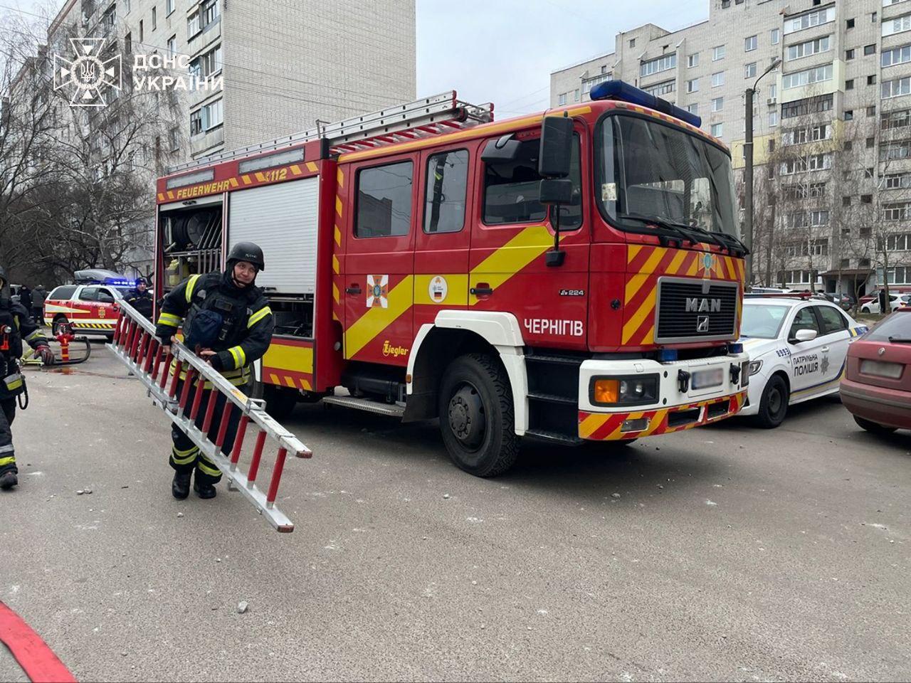 Ворожий удар по Чернігову: тривають аварійно-рятувальні роботи, одна людина загинула (фото, відео)