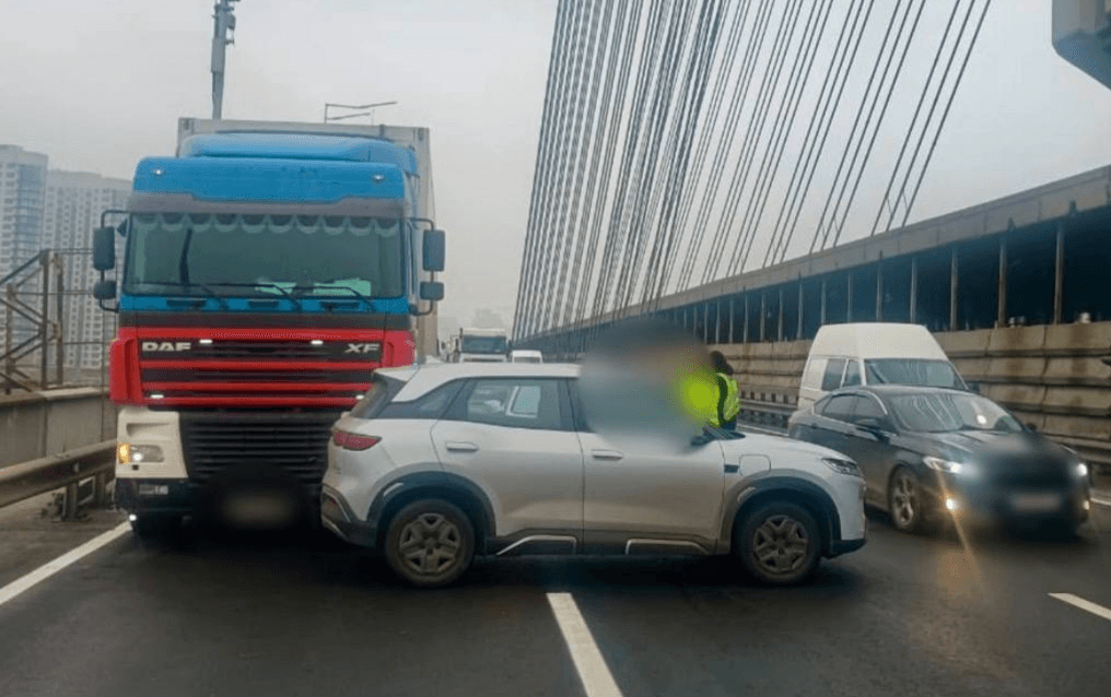 На Південному мосту – великий затор: обирайте інші шляхи