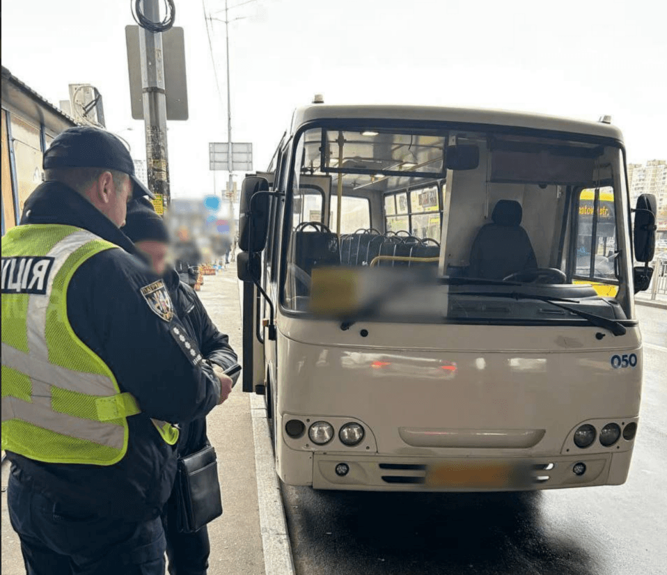На Позняках зухвалий водій маршрутки припаркувався на трьох місцях для осіб з інвалідністю