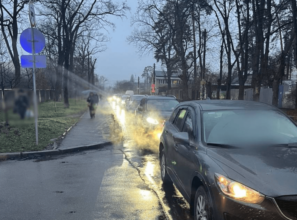 На вулиці Верховинній – великий затор: обирайте інші шляхи проїзду