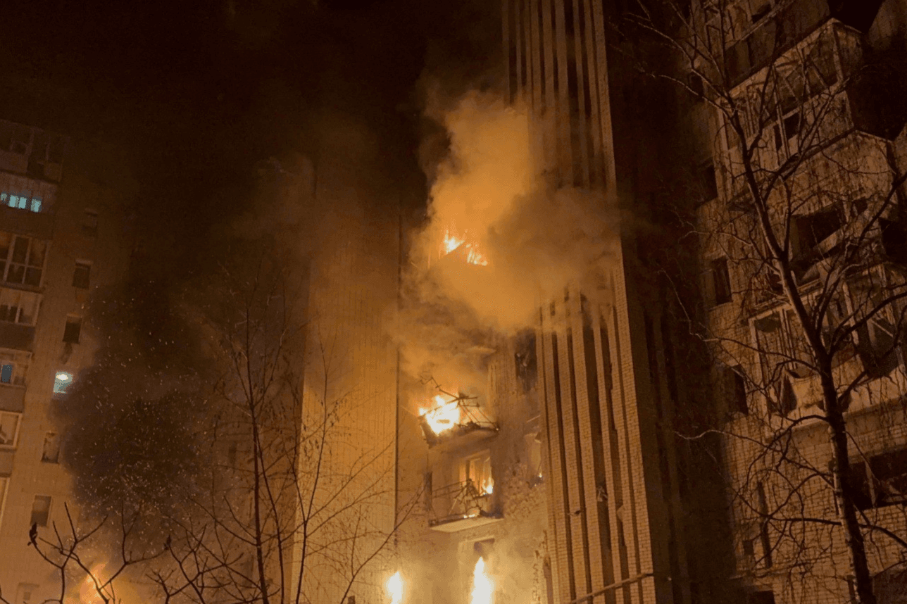 В Охтирці ворожий БпЛА влучив у багатоповерхівку: пожежа сягнула чотирьох поверхів