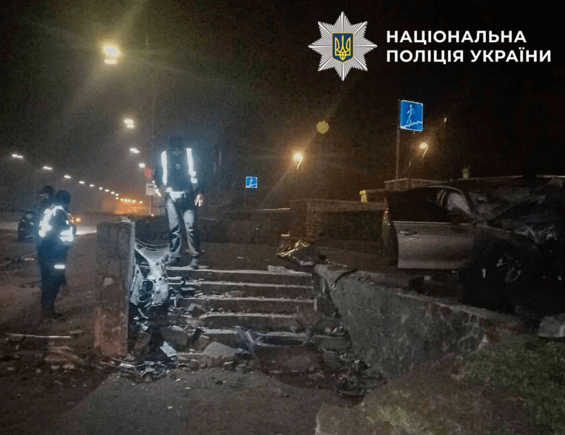 На Набережному шосе 18-річний хлопець розбився на BMW, ще троє людей – у лікарні 
