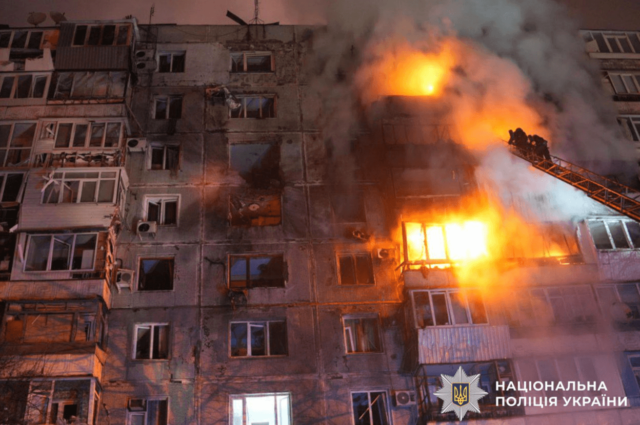 Росіяни поцілили у девʼятиповерхівку у Запоріжжі