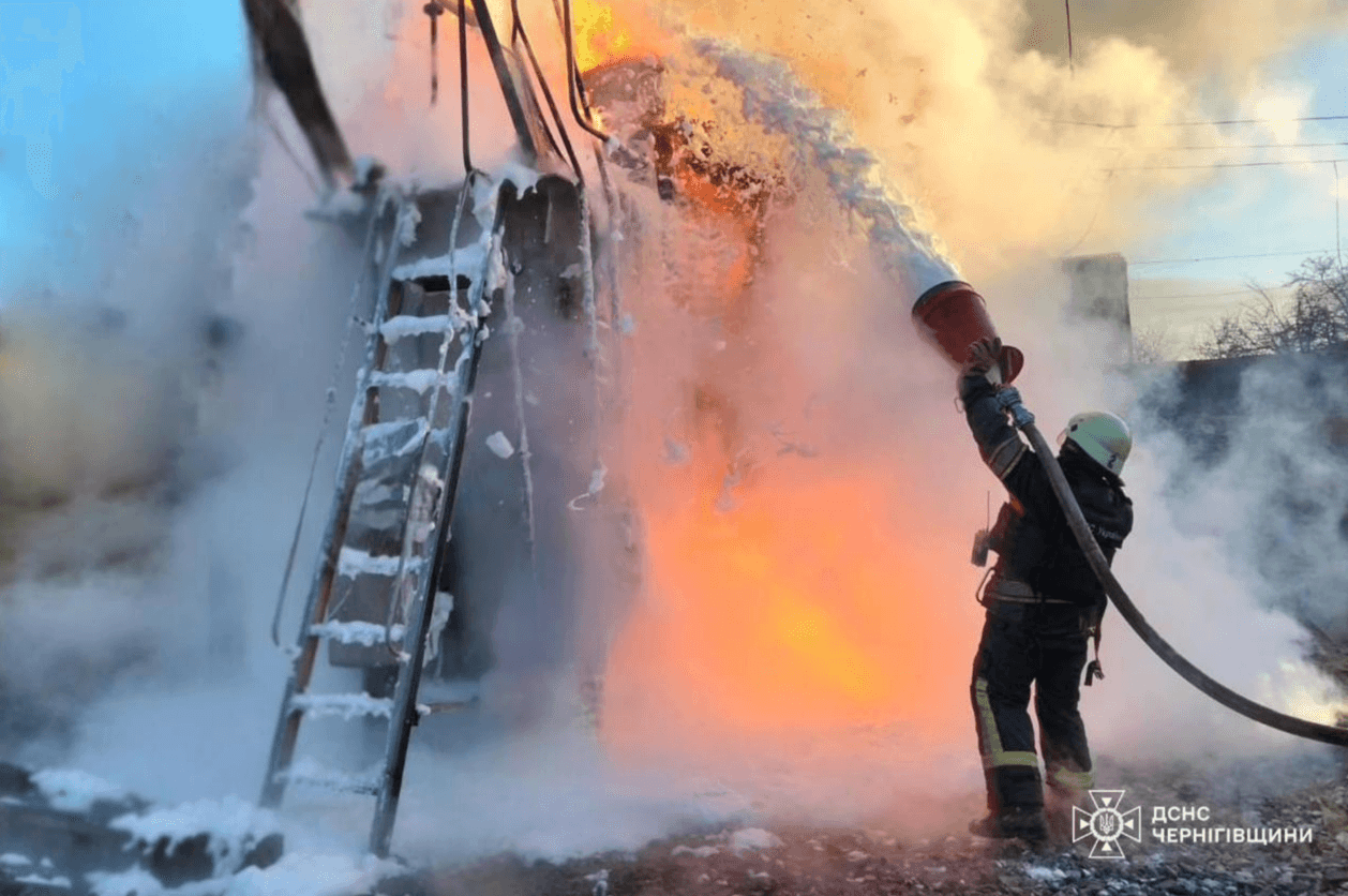 Ворог поцілив у багатоповерхівку у Чернігові