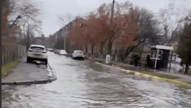 У Києві через прорив водопроводу перекрили частину бульвару Верховної Ради