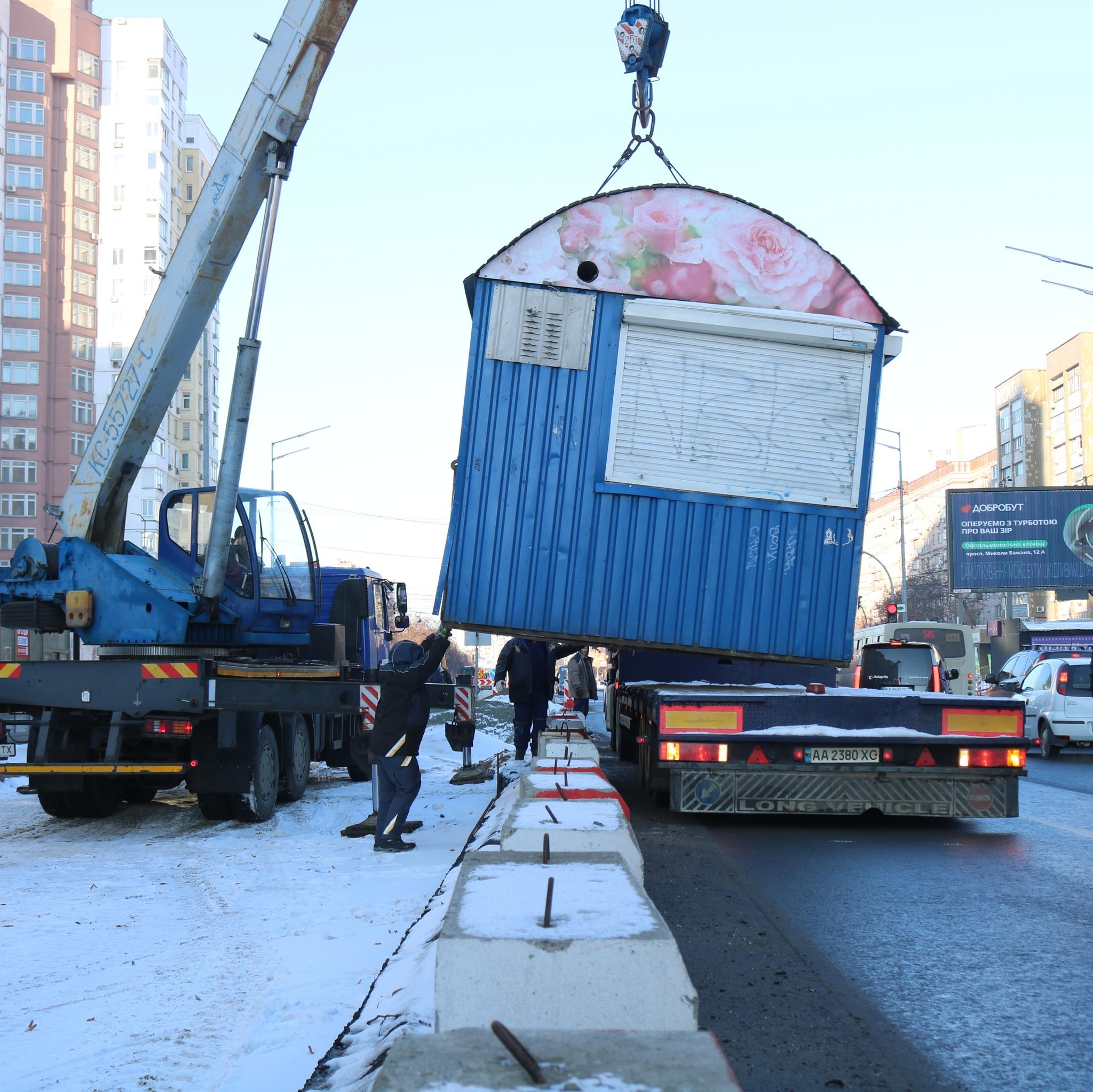 У Дарницькому районі демонтували десятки кіосків, що заважали капремонту Харківського шосе.