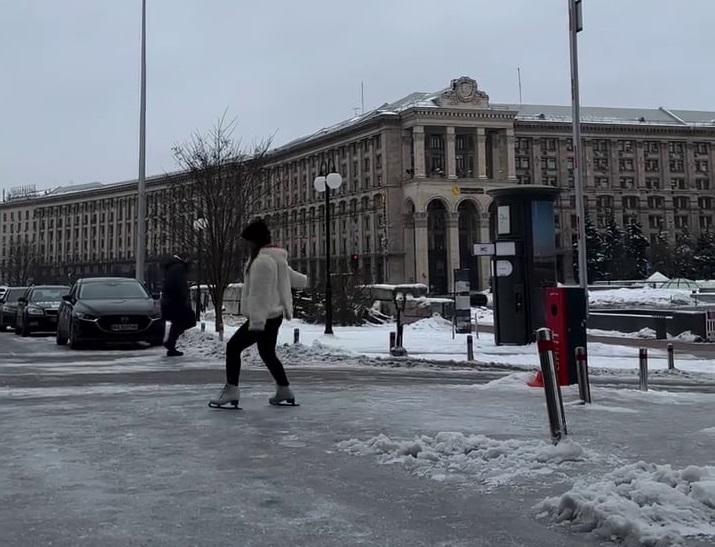 Киянка покаталася Хрещатиком на ковзанах, мов на справжній ковзанці