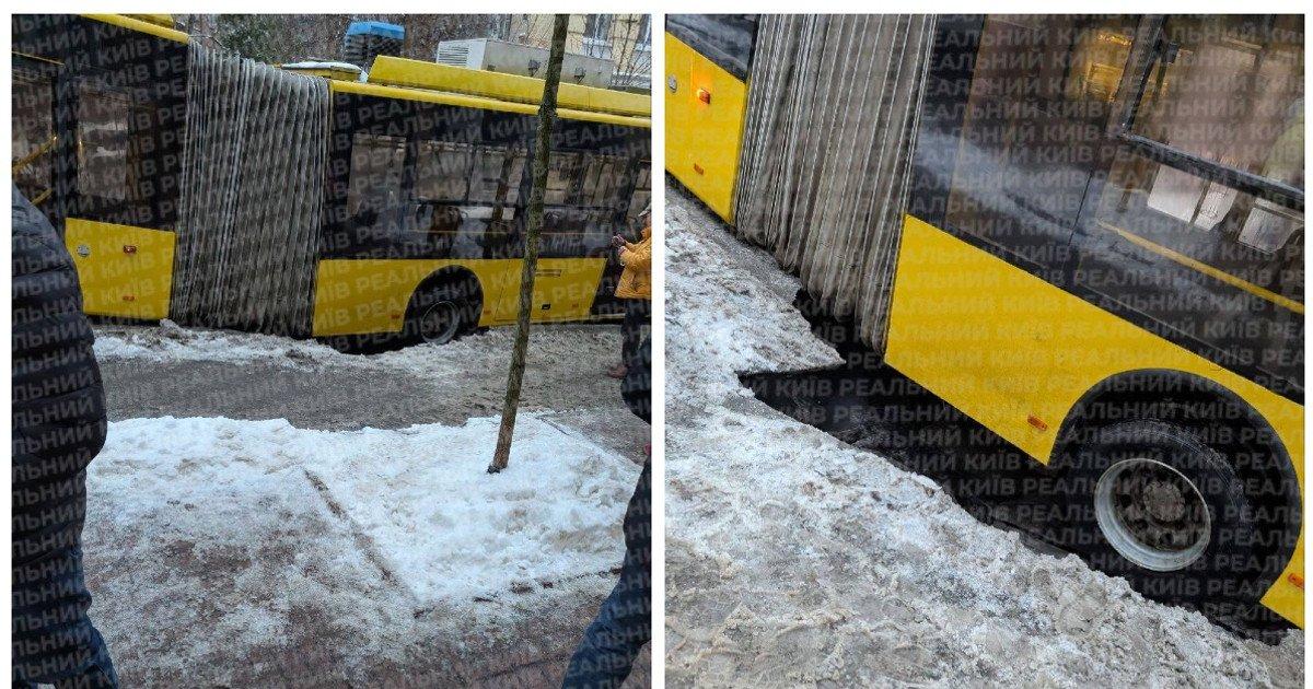 На Софіївській тривають аварійні роботи: тролейбус прибрали, дві багатоповерхівки та дитсадок тимчасово без води