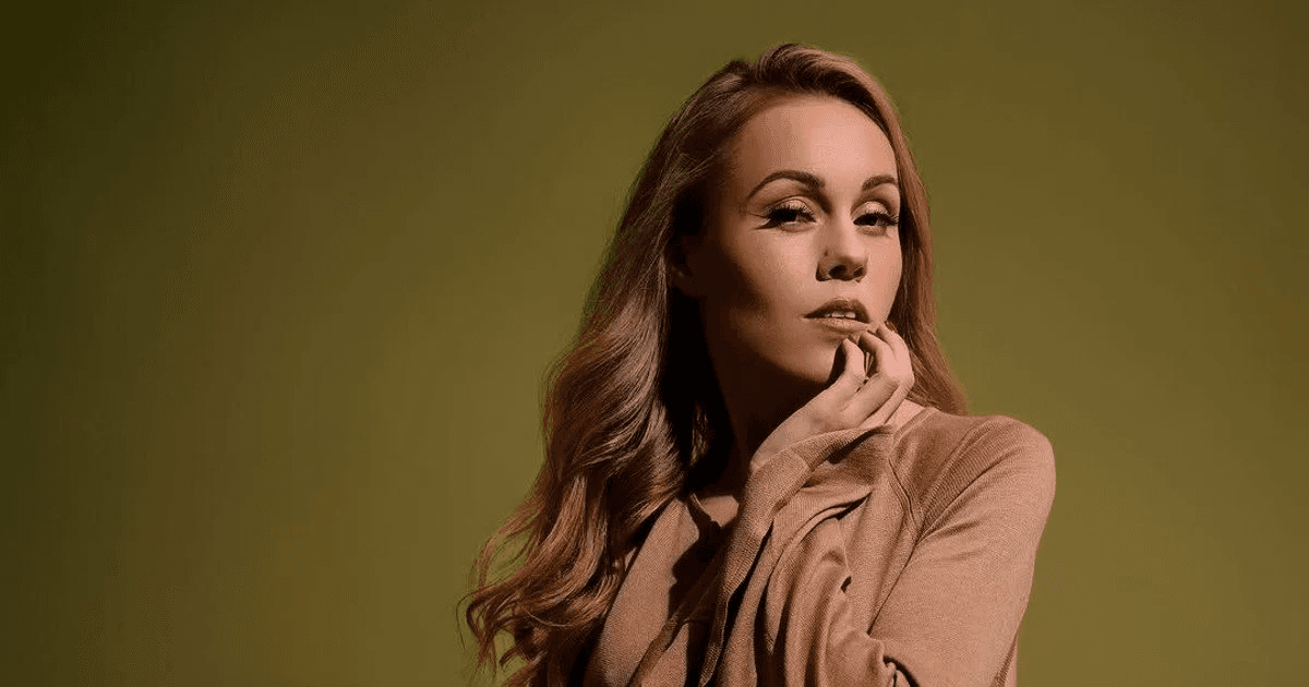 Вимагали $75000 викупу: співачку “Альошу” шантажували інтимним відео