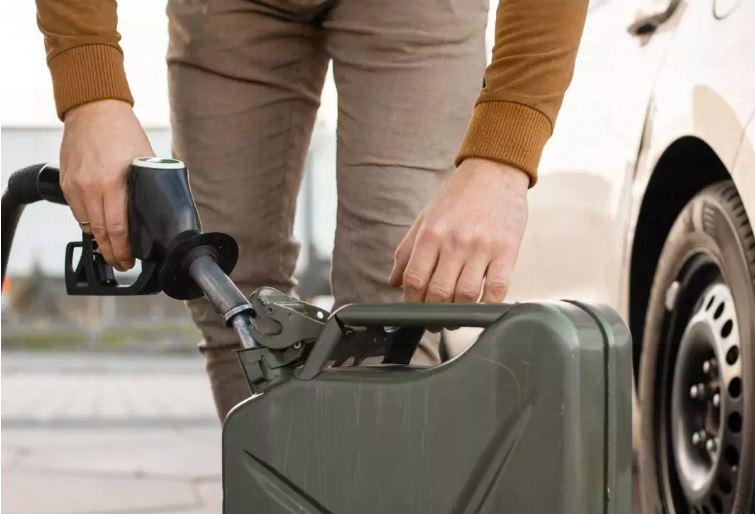 Їдуть сушитися феном та пити каву: на АЗС Київщини у холоди попит на пальне зріс більше ніж на 50%