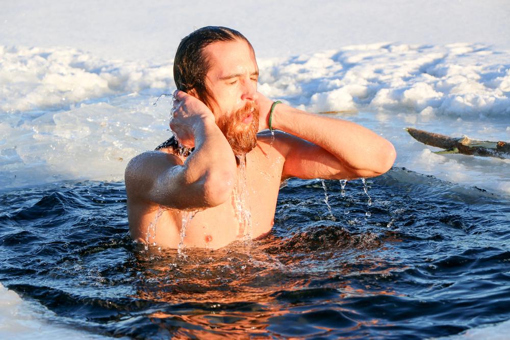 Віряни святкують Водохреще: де у Києві сьогодні можна зануритись у воду