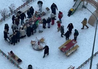 Поки в квартирах немає світла, жителі столичного двору гуртом пригощають одне одного