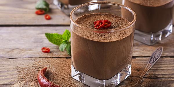 Какао з перцем чилі, корицею та мускатним горіхом
