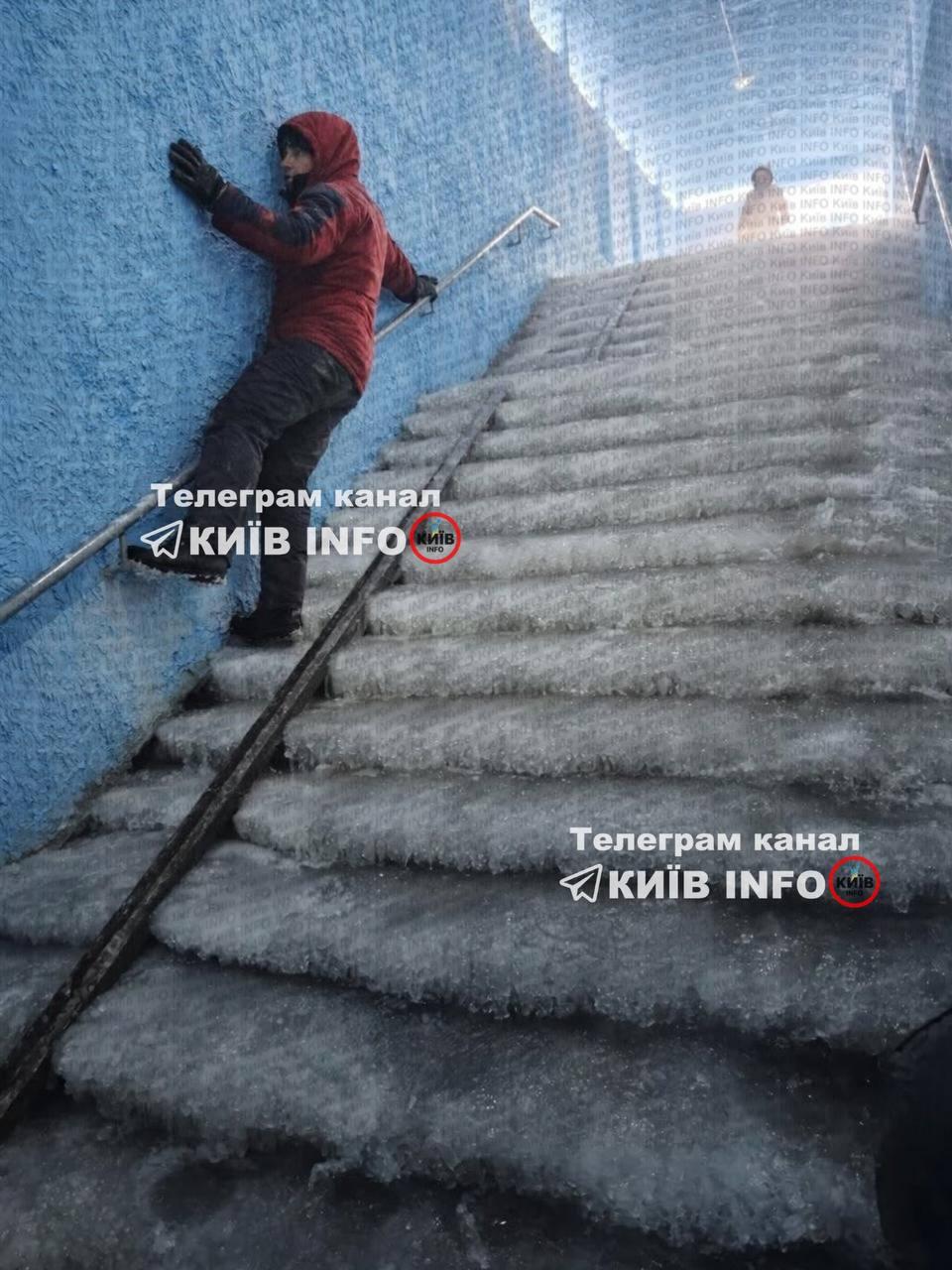 У Києві сходи до підземних переходів повністю вкрилися льодом: фото і відео з’явилися в мережі