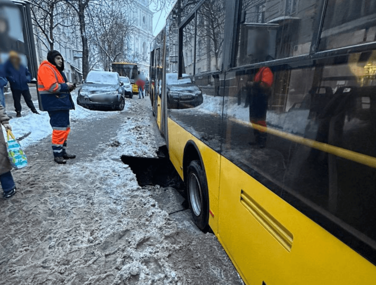 На Софіївській тролейбус частково провалився під асфальт: рух транспорту зупинено