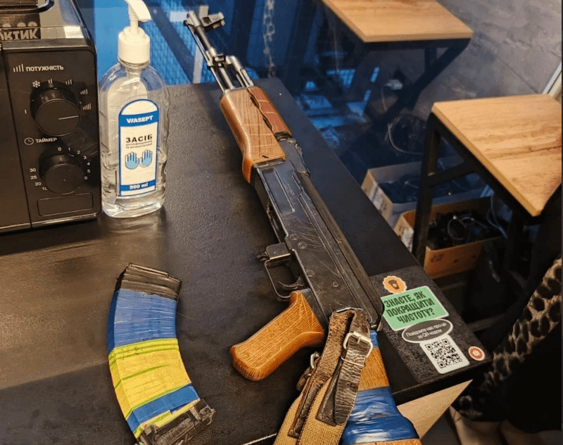 У Києві чоловік ходив по супермаркету з муляжем автомата та лякав покупців