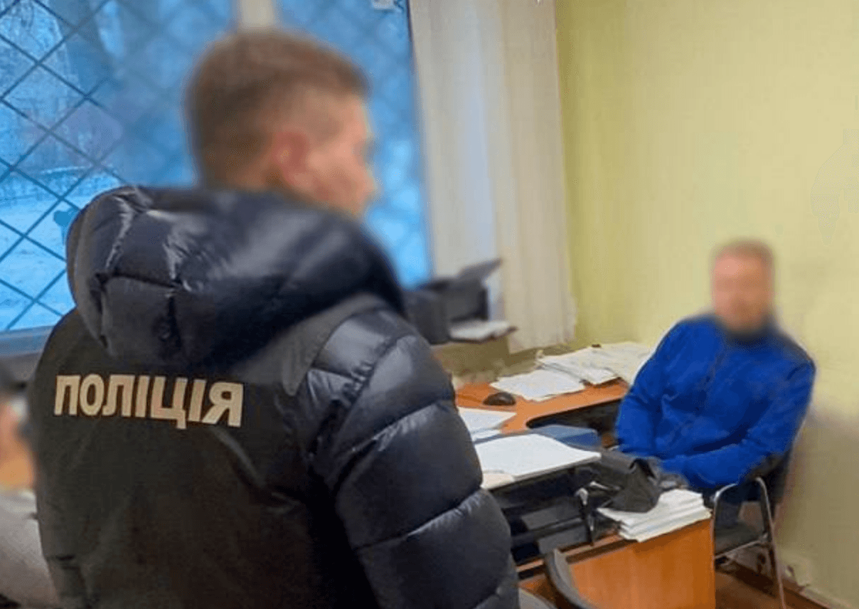 У Києві посадовець вимагав у підприємця 3000 доларів за право на оренду приміщення