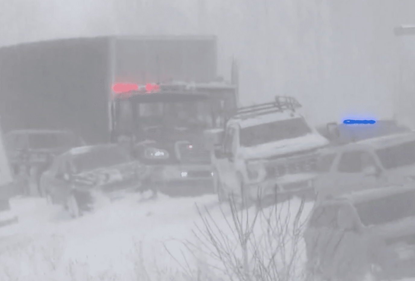 У США близько 100 автівок зіткнулися через снігову бурю